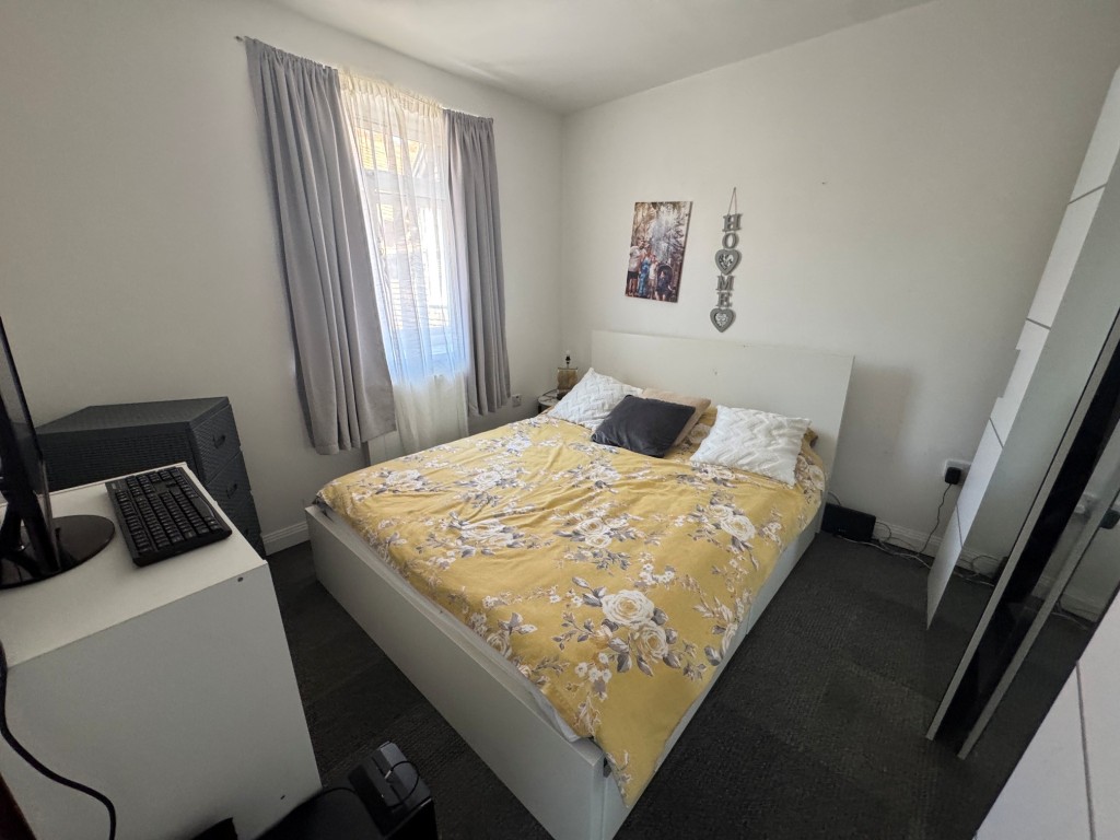 Lot: 113 - SIX FLATS FOR INVESTMENT - Elizabeth House Flat 2 Bedroom one